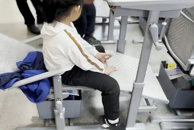 Lying Student Desk and Chair